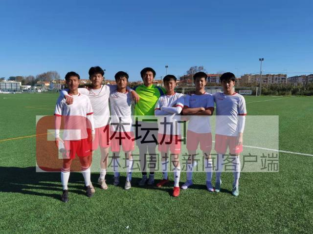 周文皓(右一)与队友一起在训练场合影.jpg